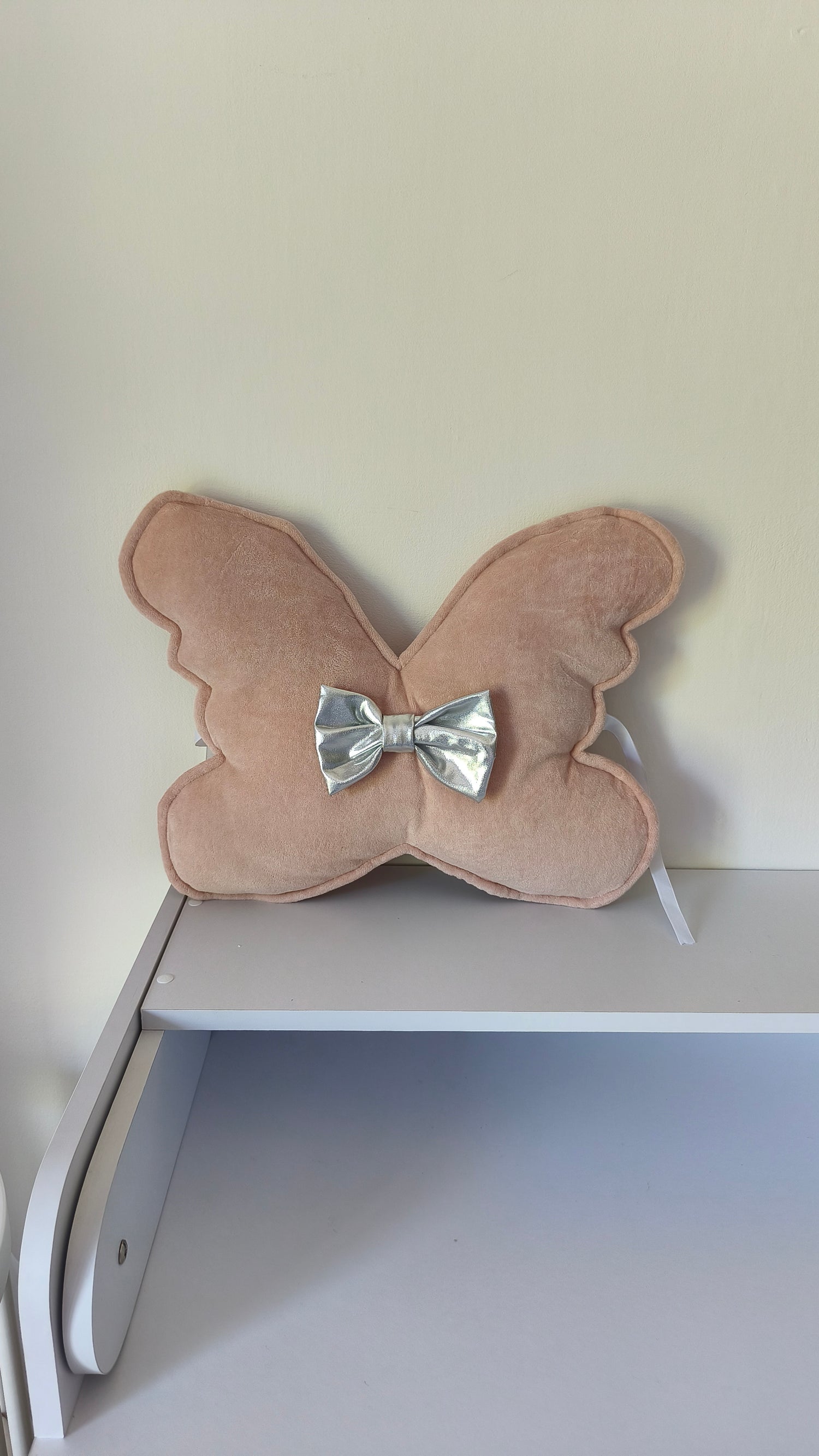 Cuscino a forma di farfalla rosa antico con fiocco metallizzato argento, cameretta bambina