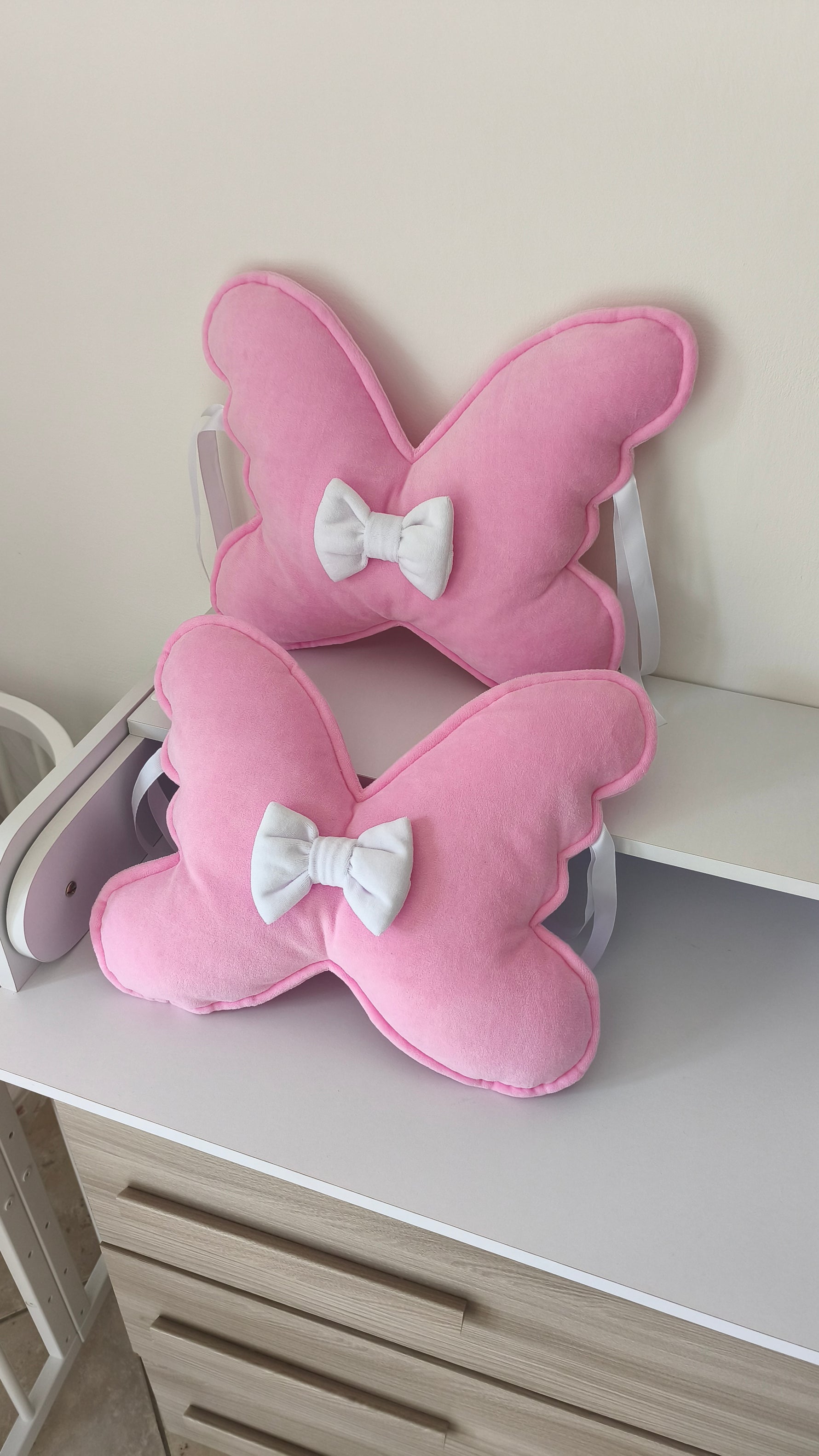 Cuscino farfalla rosa velluto con fiocco bianco paracolpi decorativo lettino cameretta neonata