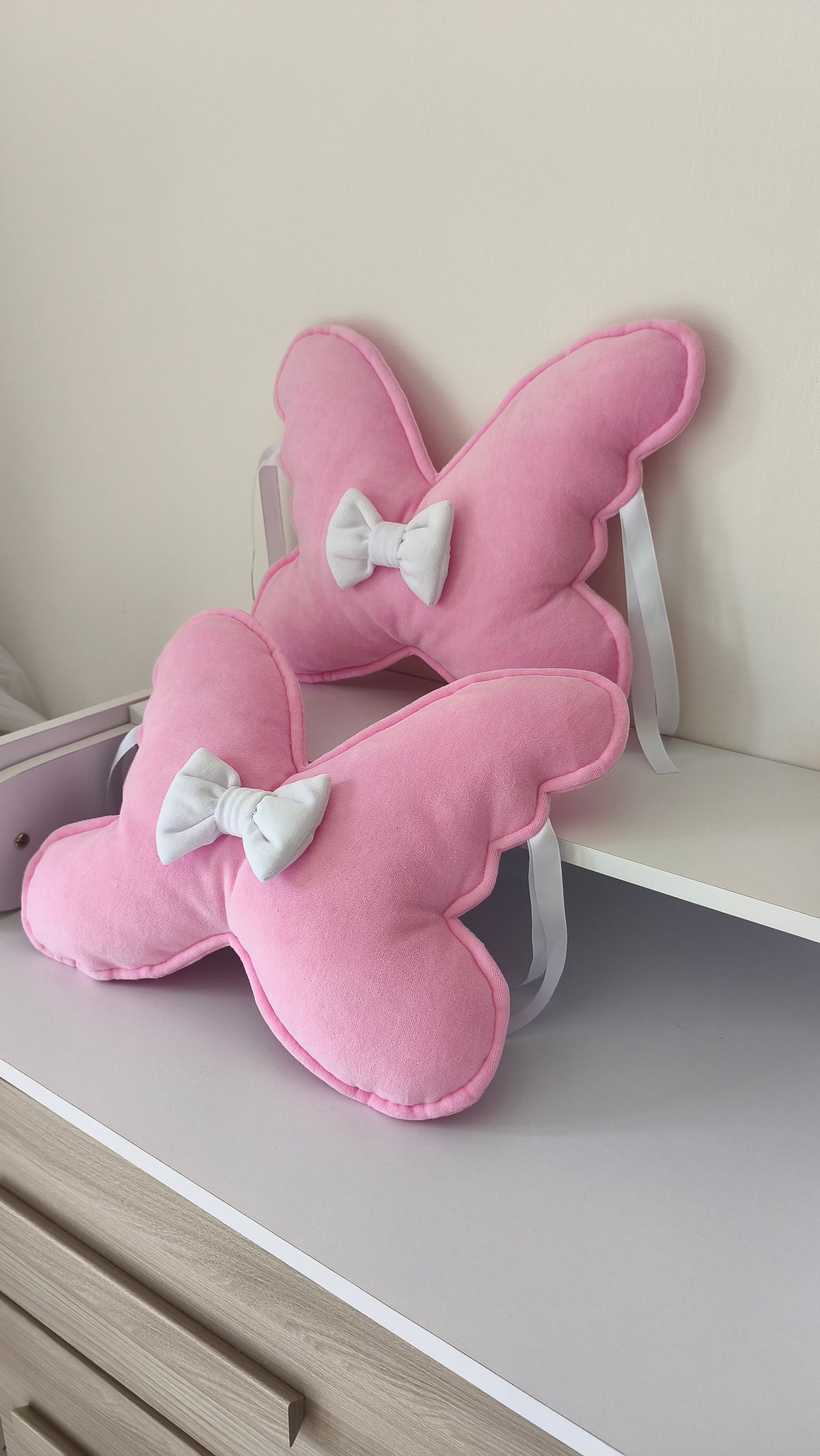 Cuscino paracolpi farfalla velluto rosa con fiocco bianco per lettino e cameretta neonata