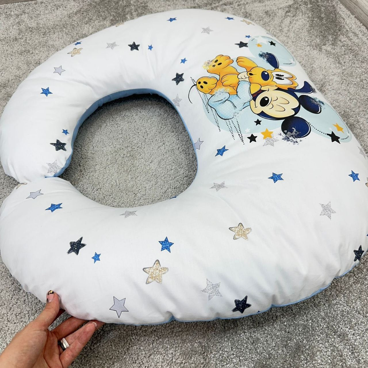 Cuscino gravidanza personalizzato con Topolino Disney e stelle per neonato.