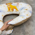 Cuscino allattamento Simba Re Leone double face, retro beige tinta unita e stelle oro Disney.