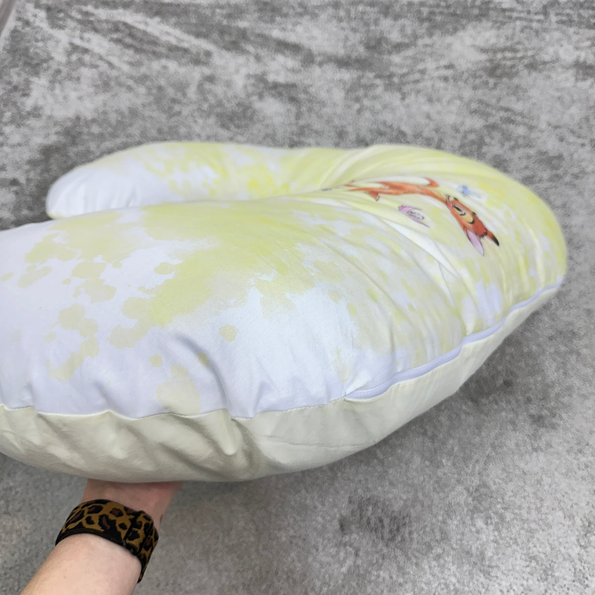 Cuscino ergonomico per allattare, imbottitura soffice e fodera lavabile con zip, colore giallo.