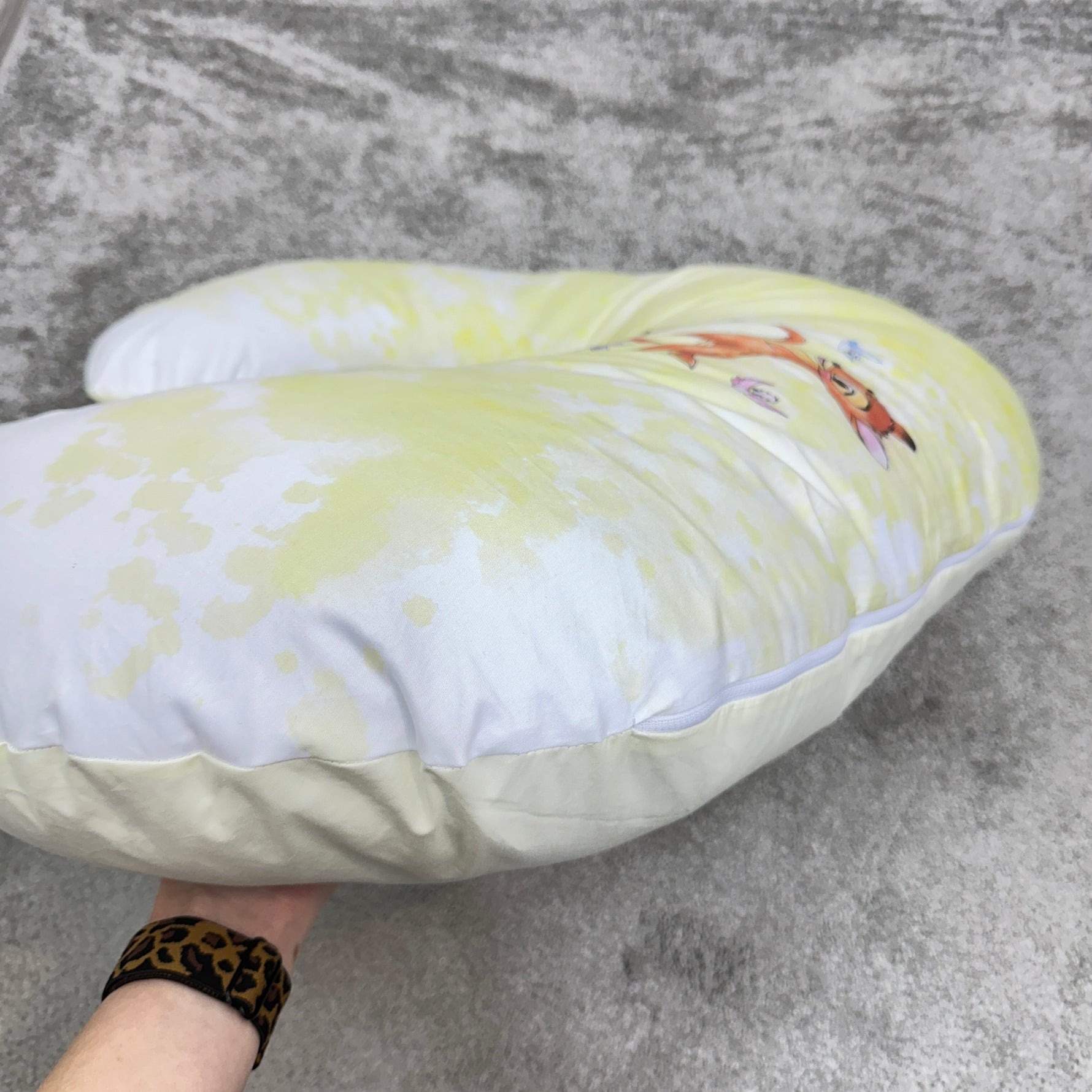 Cuscino ergonomico per allattare, imbottitura soffice e fodera lavabile con zip, colore giallo.