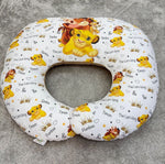 Cuscino per allattare sfoderabile a forma di ciambella con stampa Lion King e scritte Simba su sfondo bianco