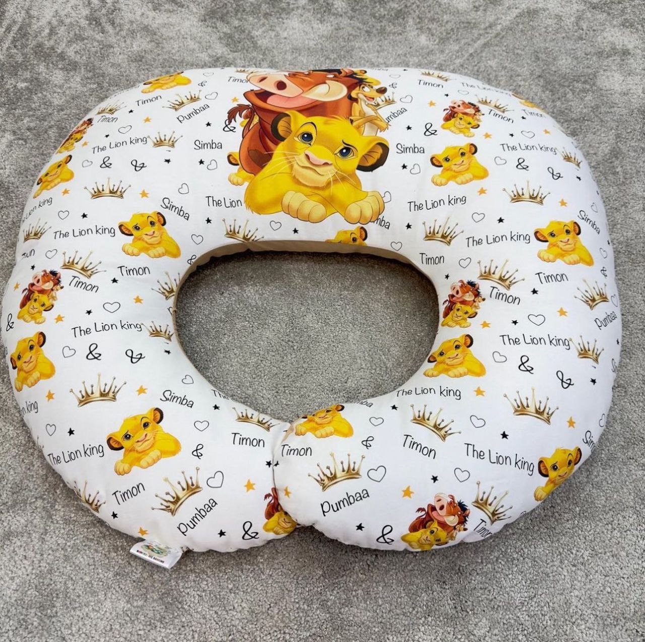 Cuscino per allattare sfoderabile a forma di ciambella con stampa Lion King e scritte Simba su sfondo bianco