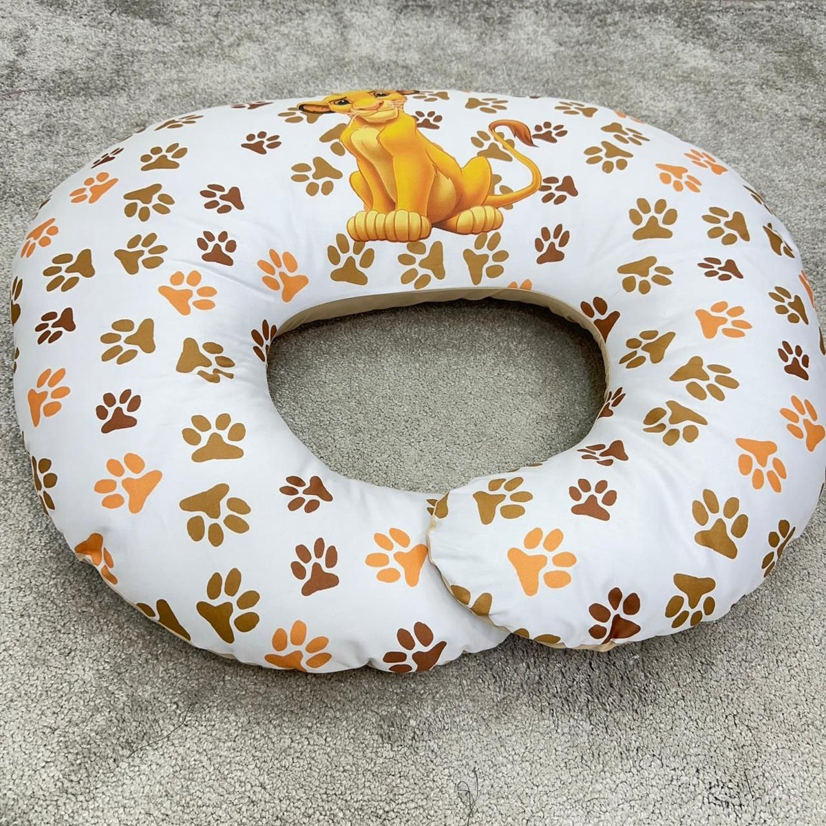 Cuscino per allattare sfoderabile a ciambella con stampa di Simba baby Disney su sfondo bianco.