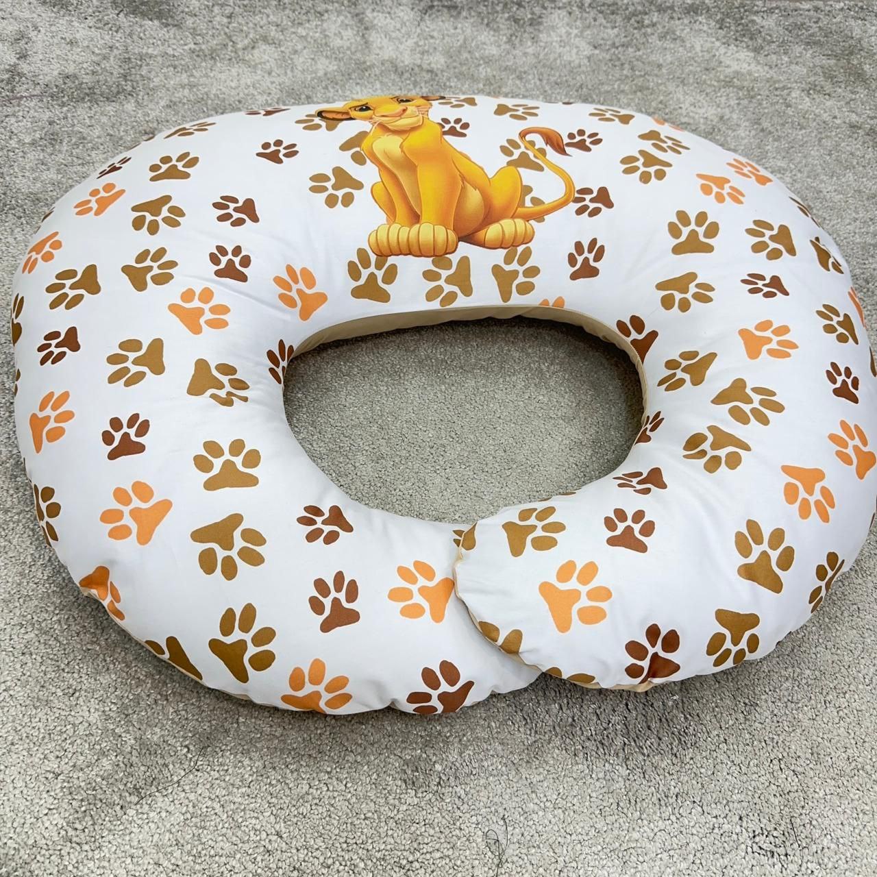 Cuscino per allattare sfoderabile a ciambella con stampa di Simba baby Disney su sfondo bianco.