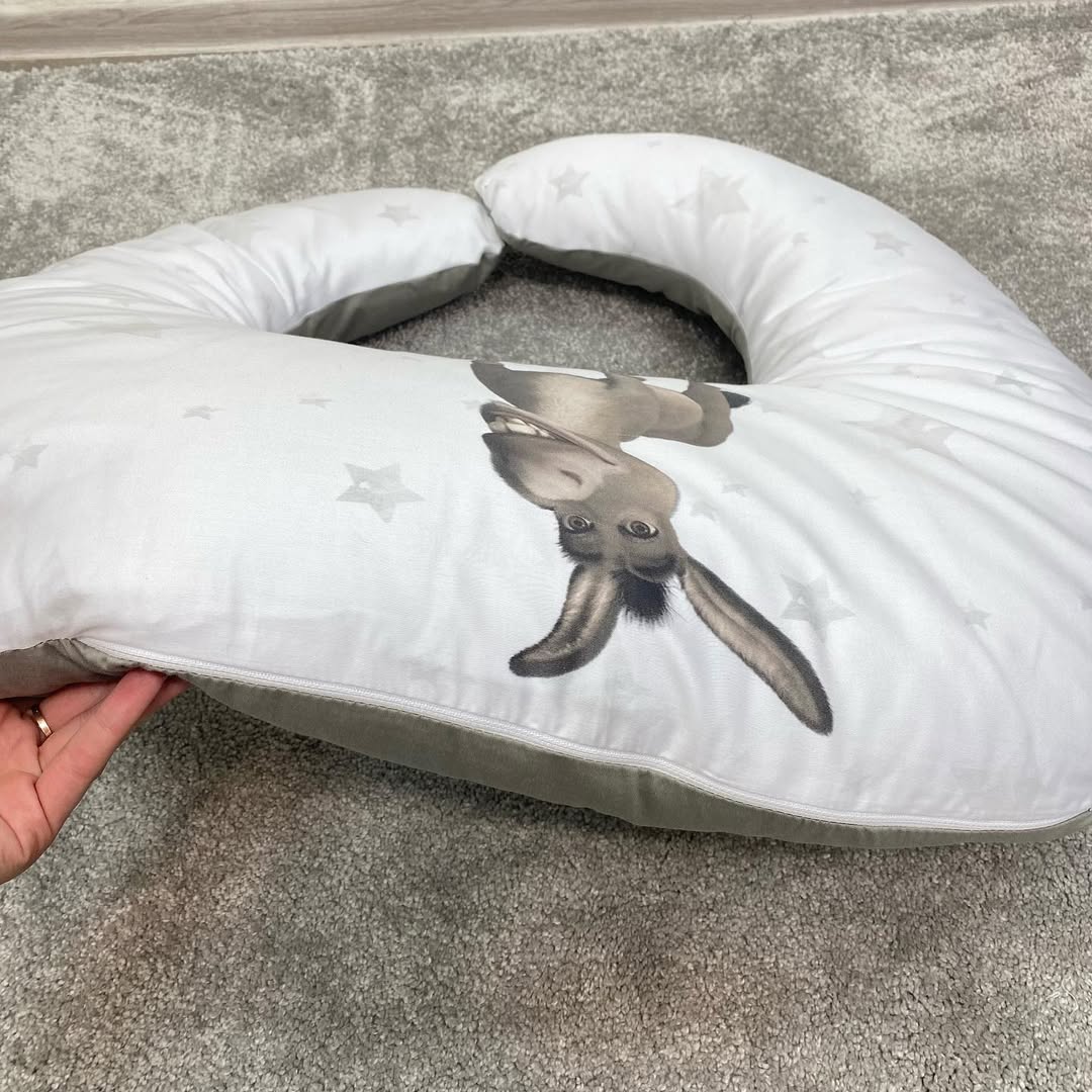 Cuscino gravidanza double face grigio e bianco con stelline, fodera lavabile con cerniera.