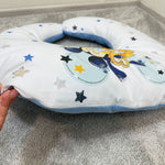 Cuscino allattamento neonato azzurro e bianco personalizzato Mickey Mouse.