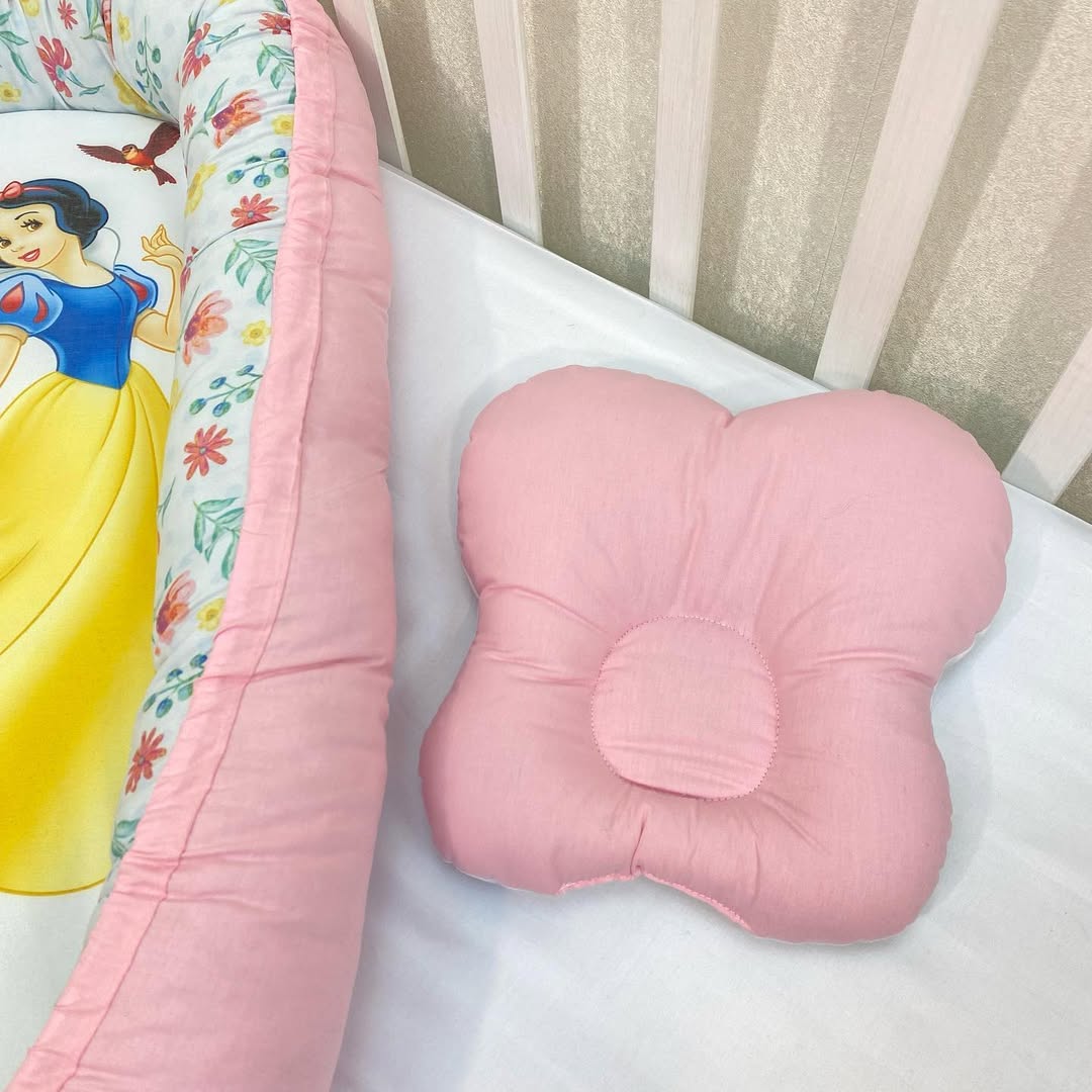 Cuscino neonato testa piatta rosa sagomato a fiocco, cuscino posturale ergonomico per culla e riduttore lettino bambina.