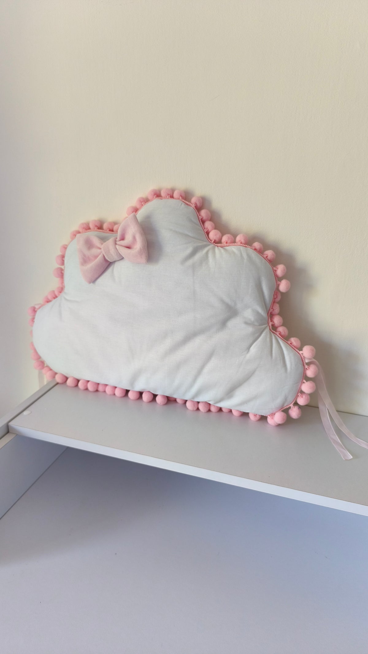 Cuscino a forma di nuvola bianca con frangia pon pon rosa, fiocco decorativo, cameretta