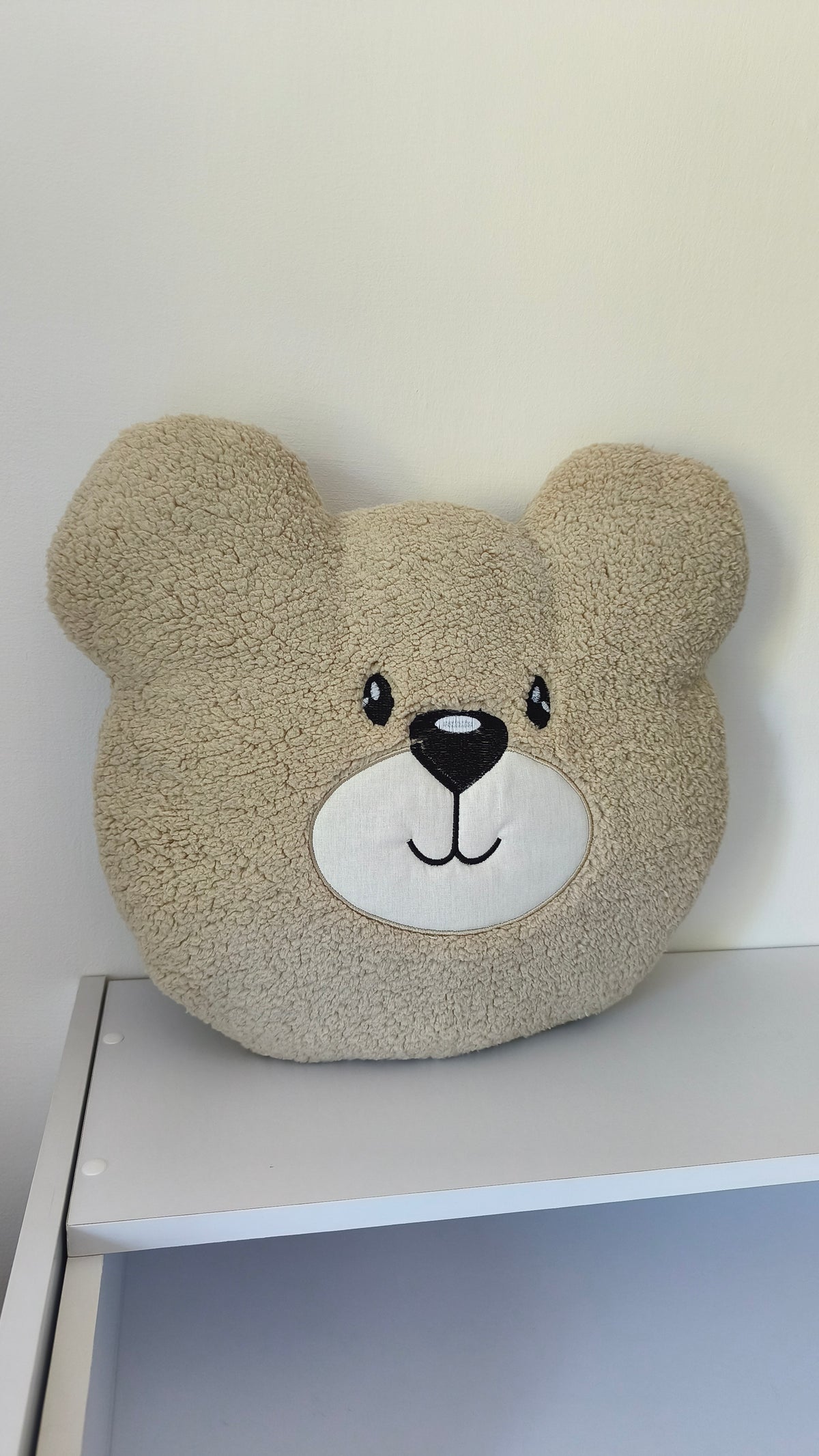 Cuscino paracolpi a orsetto beige in tessuto riccio bouclé, morbido accessorio decorativo per lettino e culla neonato