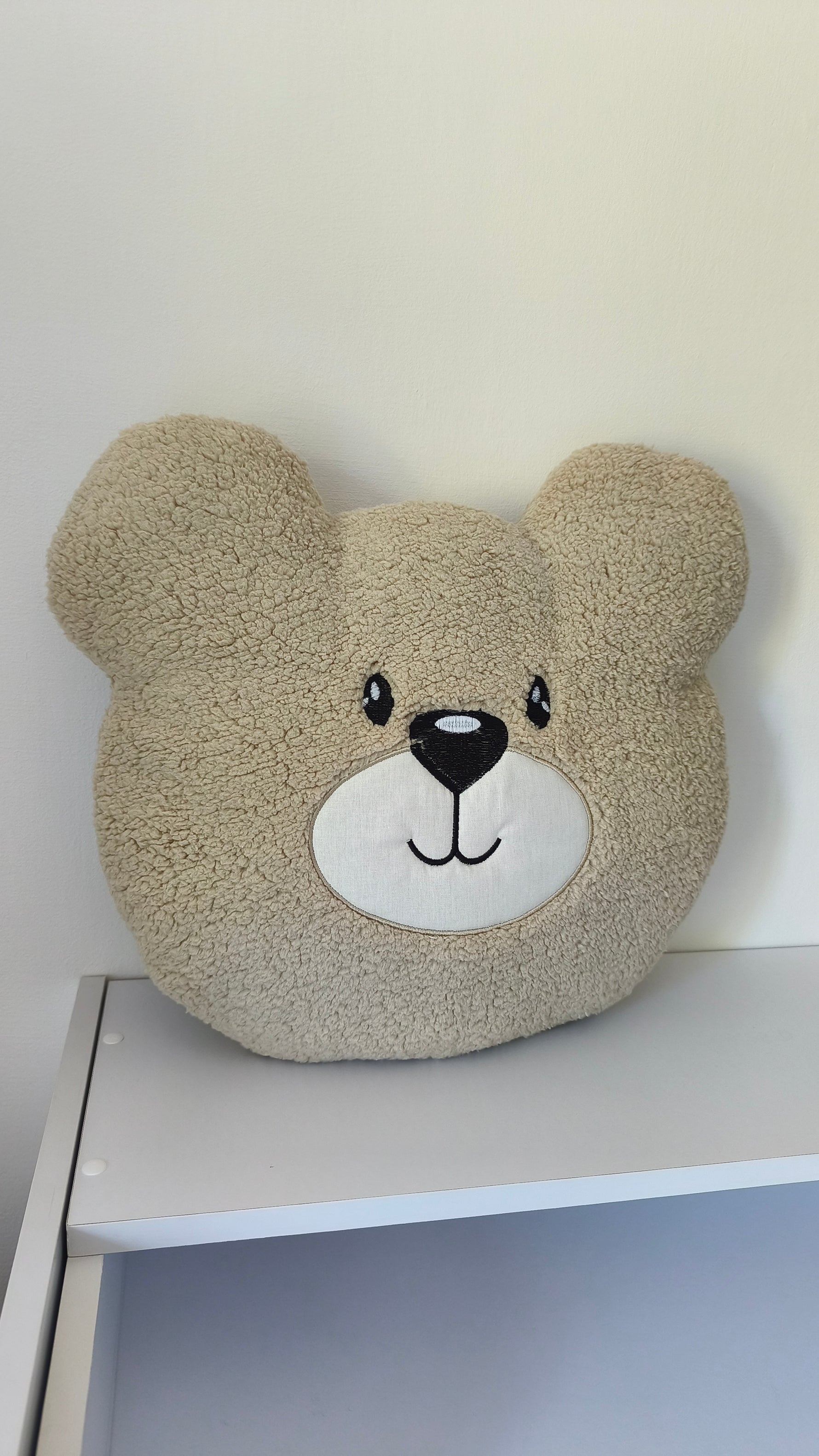 Cuscino paracolpi a orsetto beige in tessuto riccio bouclé, morbido accessorio decorativo per lettino e culla neonato