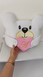 Cuscino paracolpi a orsetto bianco con cuore rosa ricamato con iniziale in oro, ideale per lettino neonata personalizzato.