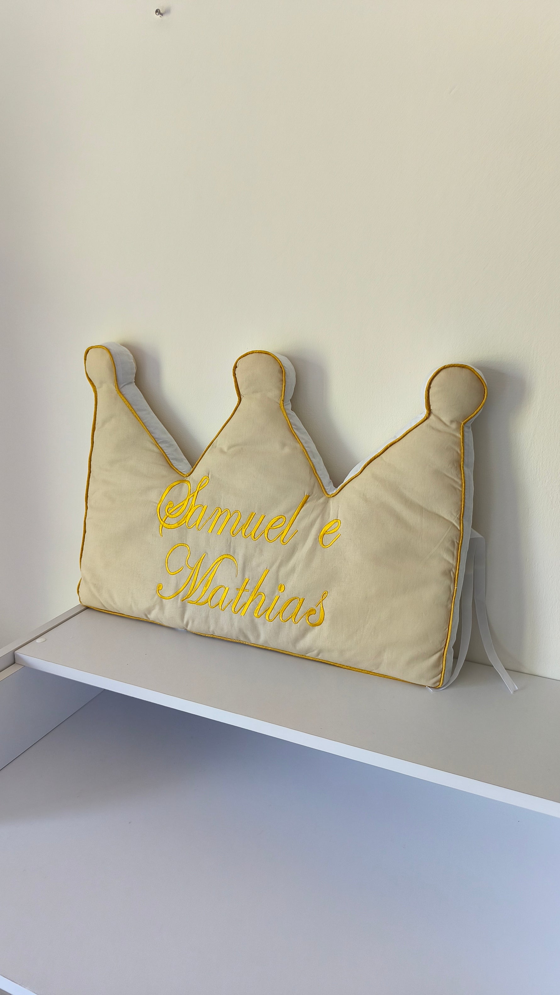 Cuscino paracolpi corona beige con bordo giallo oro, nomi bimbi ricamati, decorazione lettino cameretta
