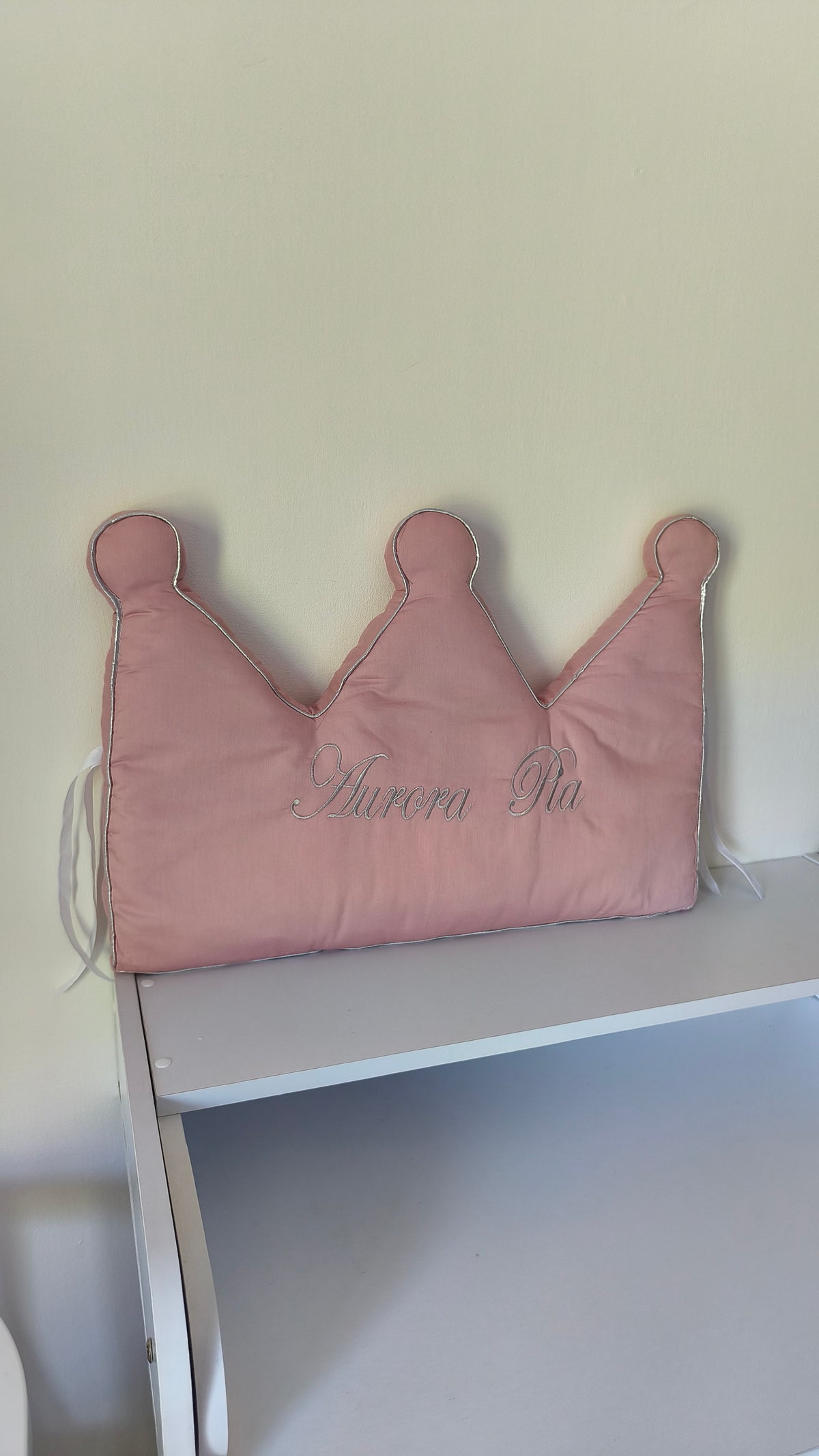 Cuscino paracolpi corona rosa antico con bordo argento, nome bimba ricamato, cameretta neonata