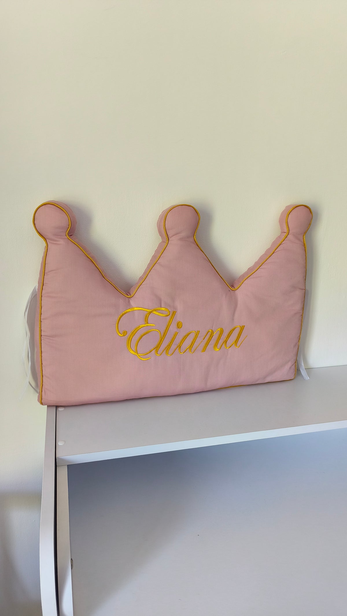 Cuscino paracolpi corona rosa con bordo dorato, nome bimba ricamato oro, cameretta bambina