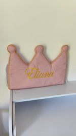 Cuscino paracolpi corona rosa con bordo dorato, nome bimba ricamato oro, cameretta bambina
