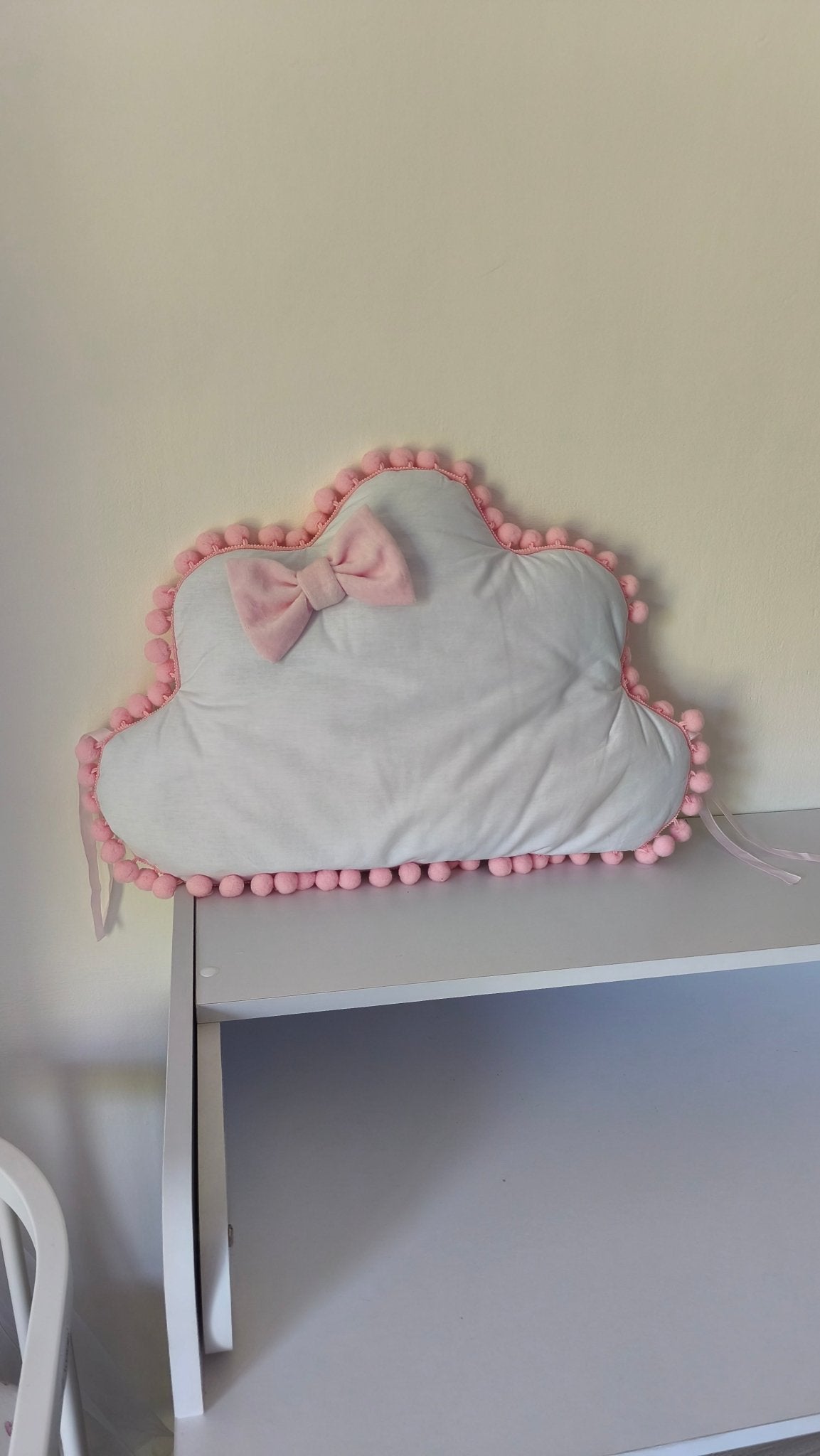 Cuscino Paracolpi Decorativo Nuvoletta Pompon per Lettino e Cameretta con Fiocco - universo del bambino