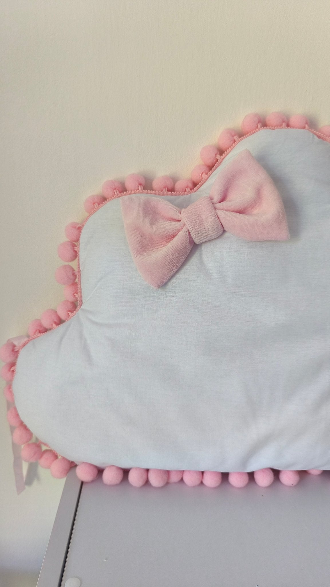 Cuscino Paracolpi Decorativo Nuvoletta Pompon per Lettino e Cameretta con Fiocco - universo del bambino