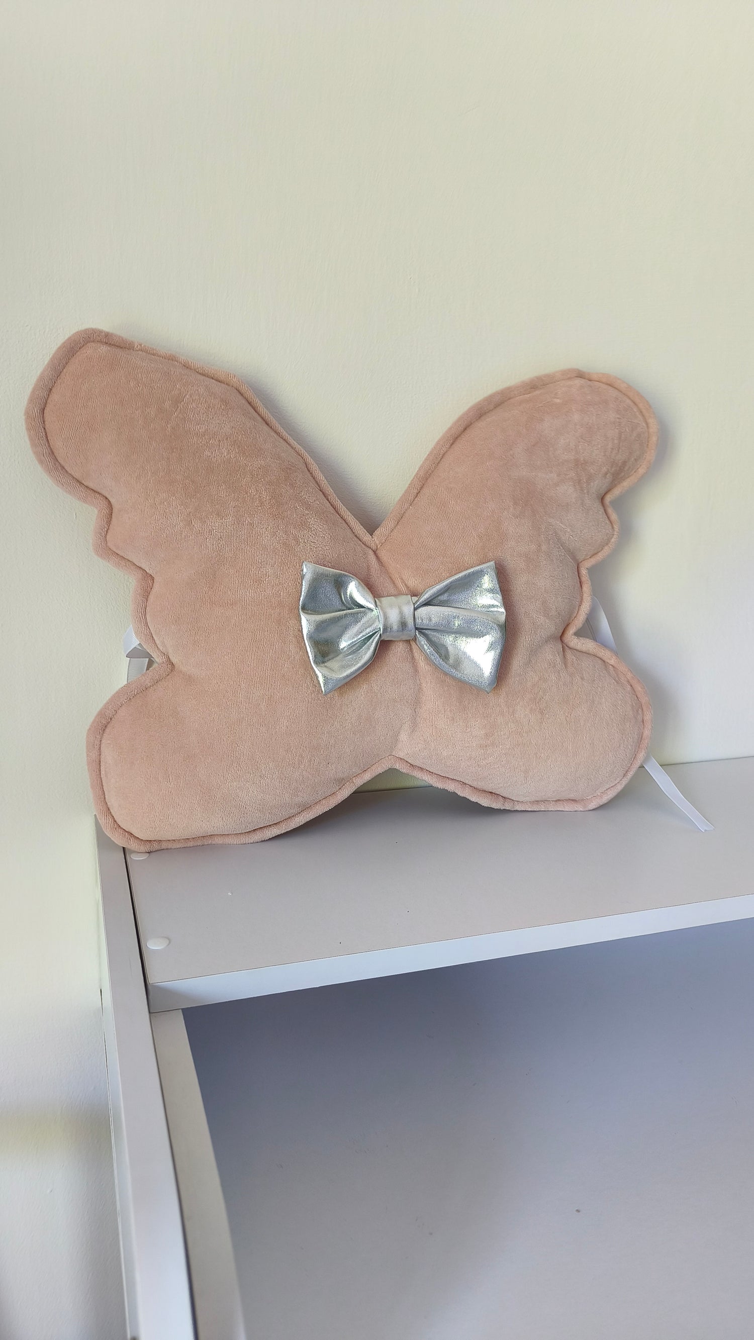 Cuscino paracolpi farfalla velluto rosa cipria con fiocco argento, decorazione lettino cameretta