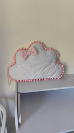 Cuscino paracolpi nuvola bianca con bordo pon pon rosa e fiocco velluto, decorazione lettino bambina
