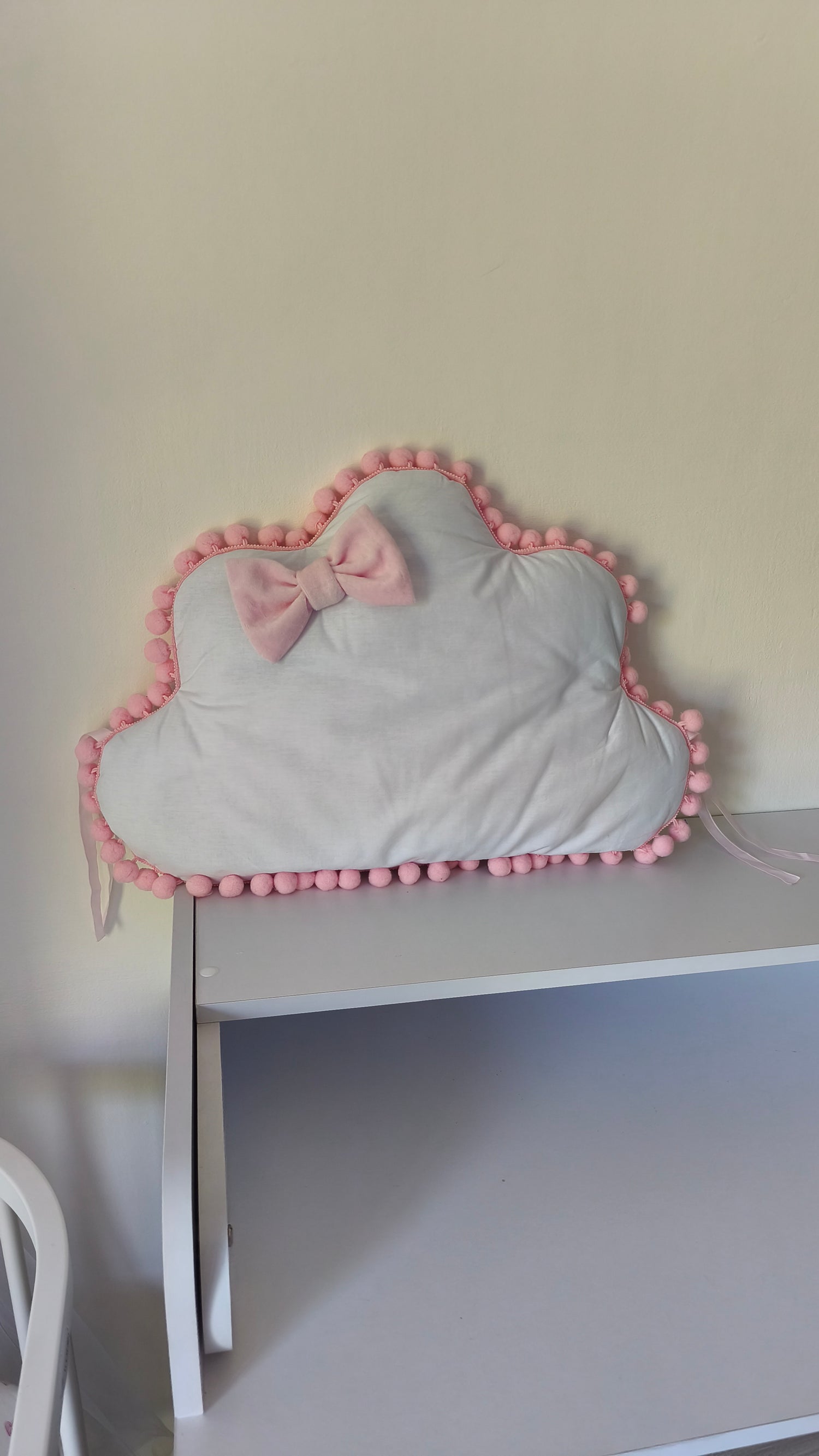 Cuscino paracolpi nuvola bianca con bordo pon pon rosa e fiocco velluto, decorazione lettino bambina