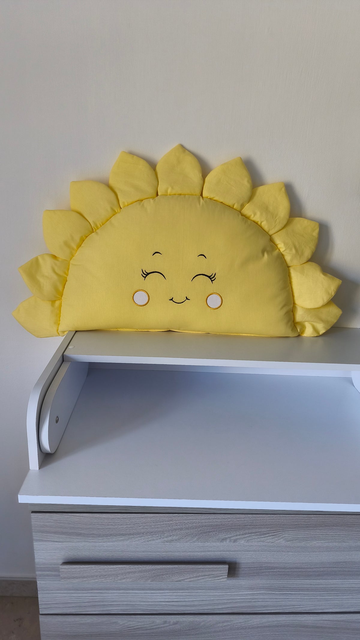 Cuscino paracolpi sole giallo con faccina ricamata sorridente per lettino e cameretta neonato