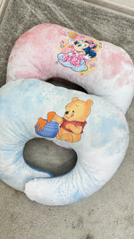 Cuscino ergonomico per allattare il neonato con stampa Winnie Pooh e Baby Minnie, soffice e lavabile.