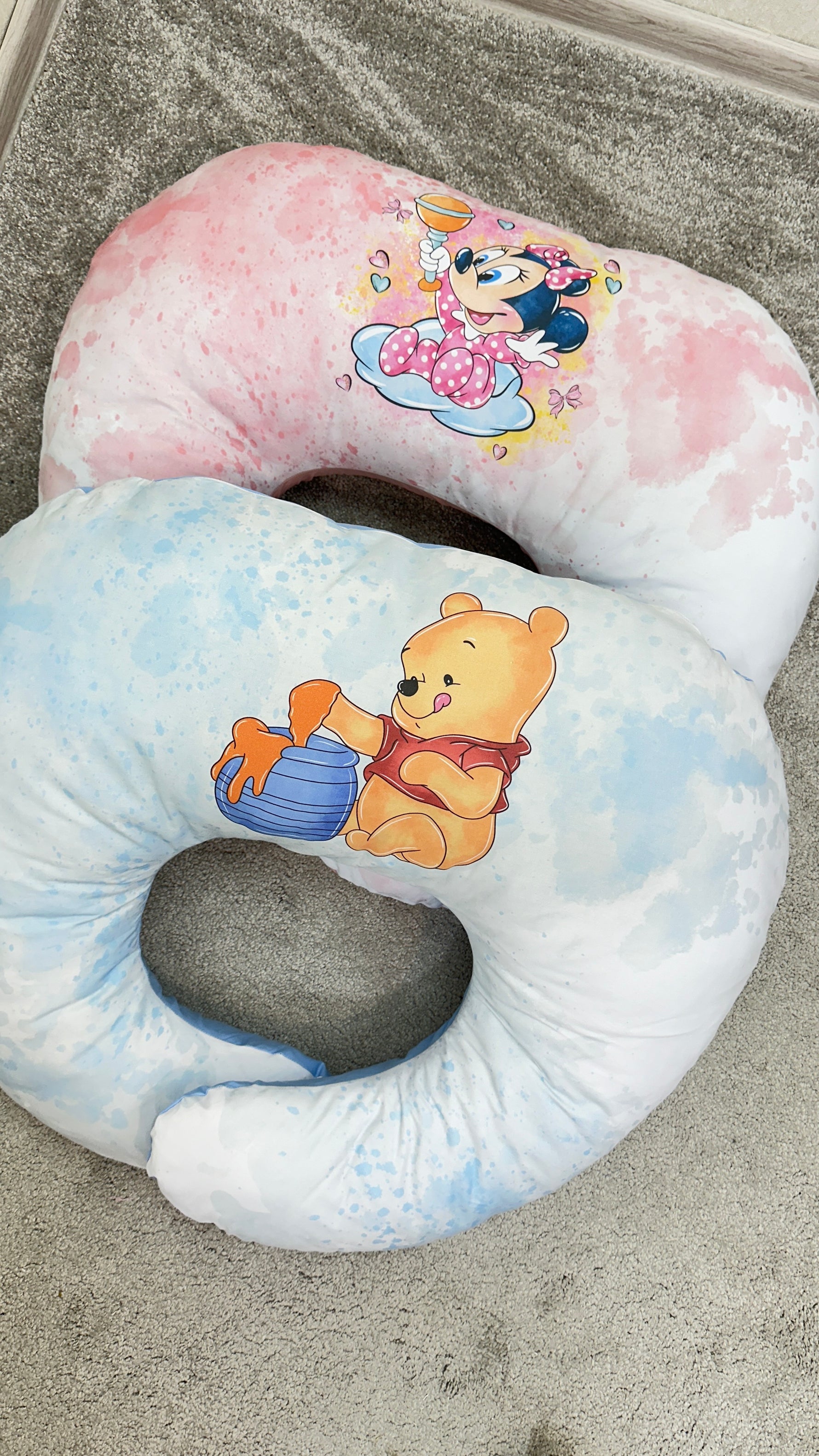 Cuscino ergonomico per allattare il neonato con stampa Winnie Pooh e Baby Minnie, soffice e lavabile.