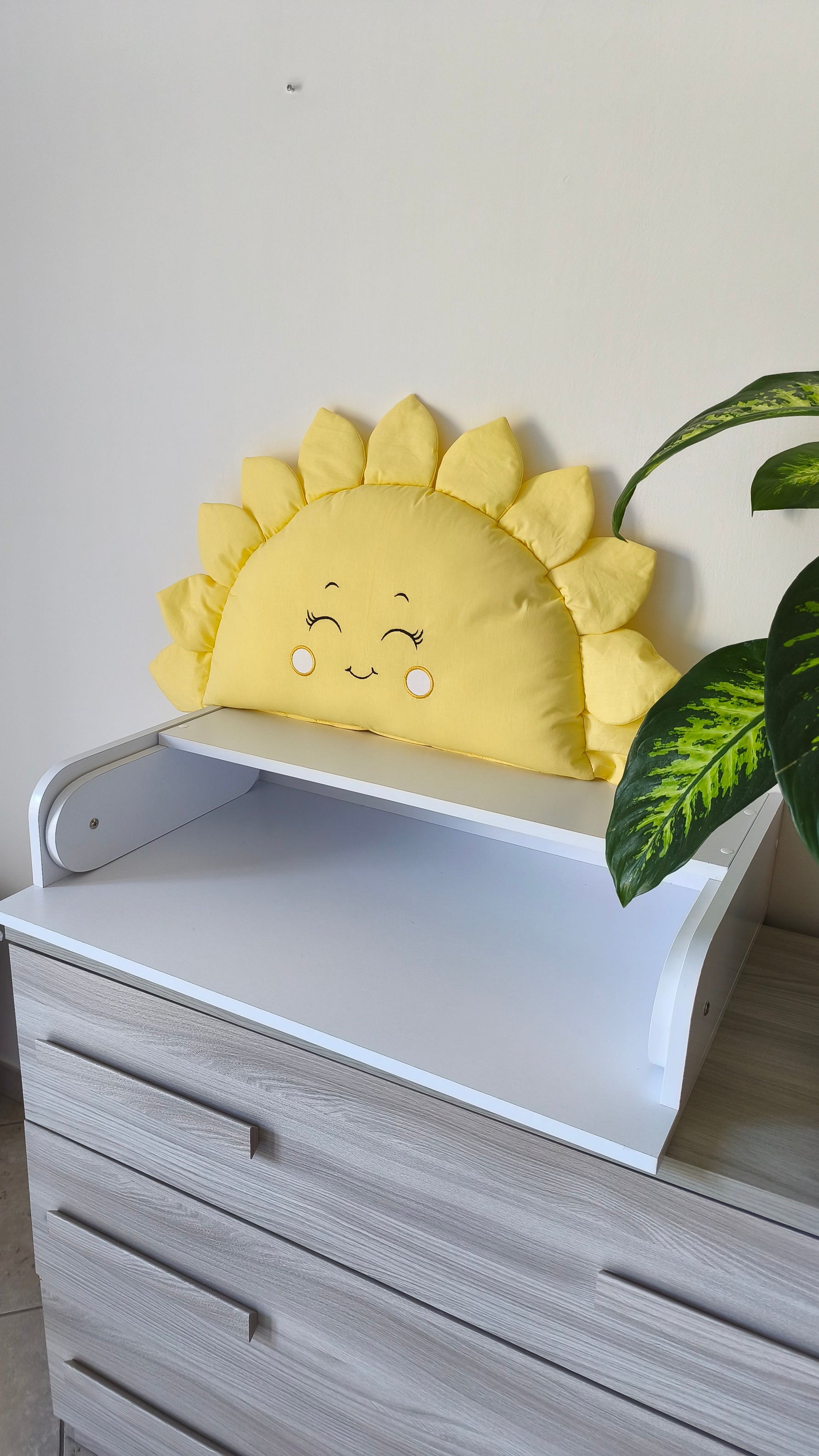 Cuscino paracolpi sole giallo faccina sorridente su fasciatoio cameretta neonato cotone