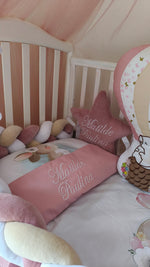 Dettaglio cuscini personalizzati lettino stella velluto rosa e bolster nome ricamato con paracolpi treccia rosa bianco panna