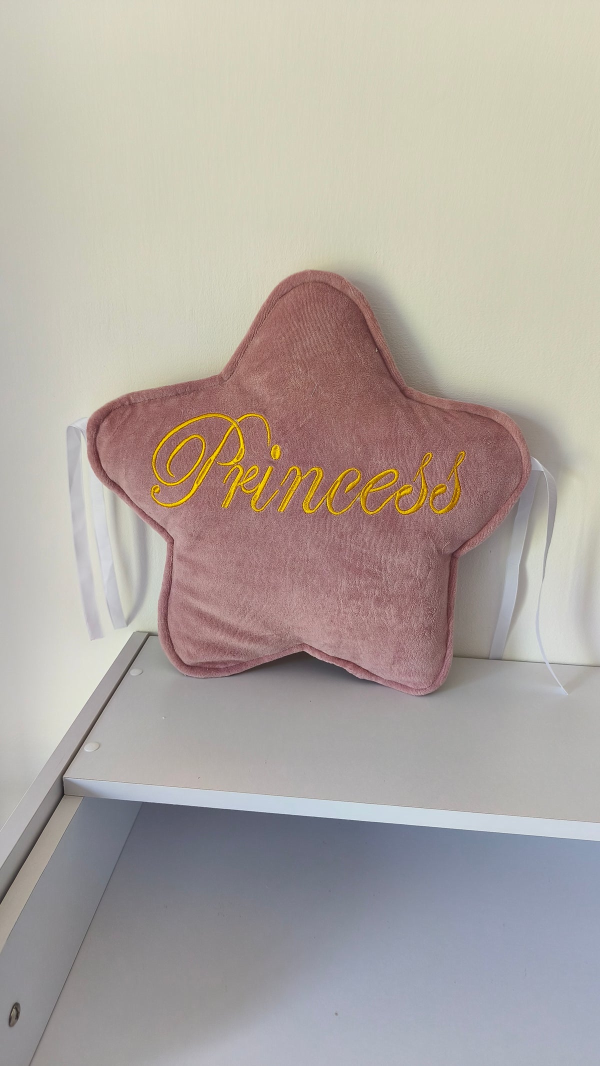 Cuscino stella velluto rosa antico con scritta Princess ricamata oro, decorazione cameretta