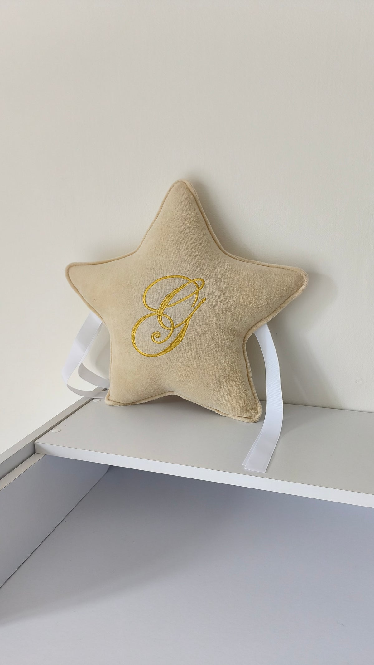 Cuscino decorativo stellina velluto beige iniziale ricamata oro nastri bianchi cameretta neonato