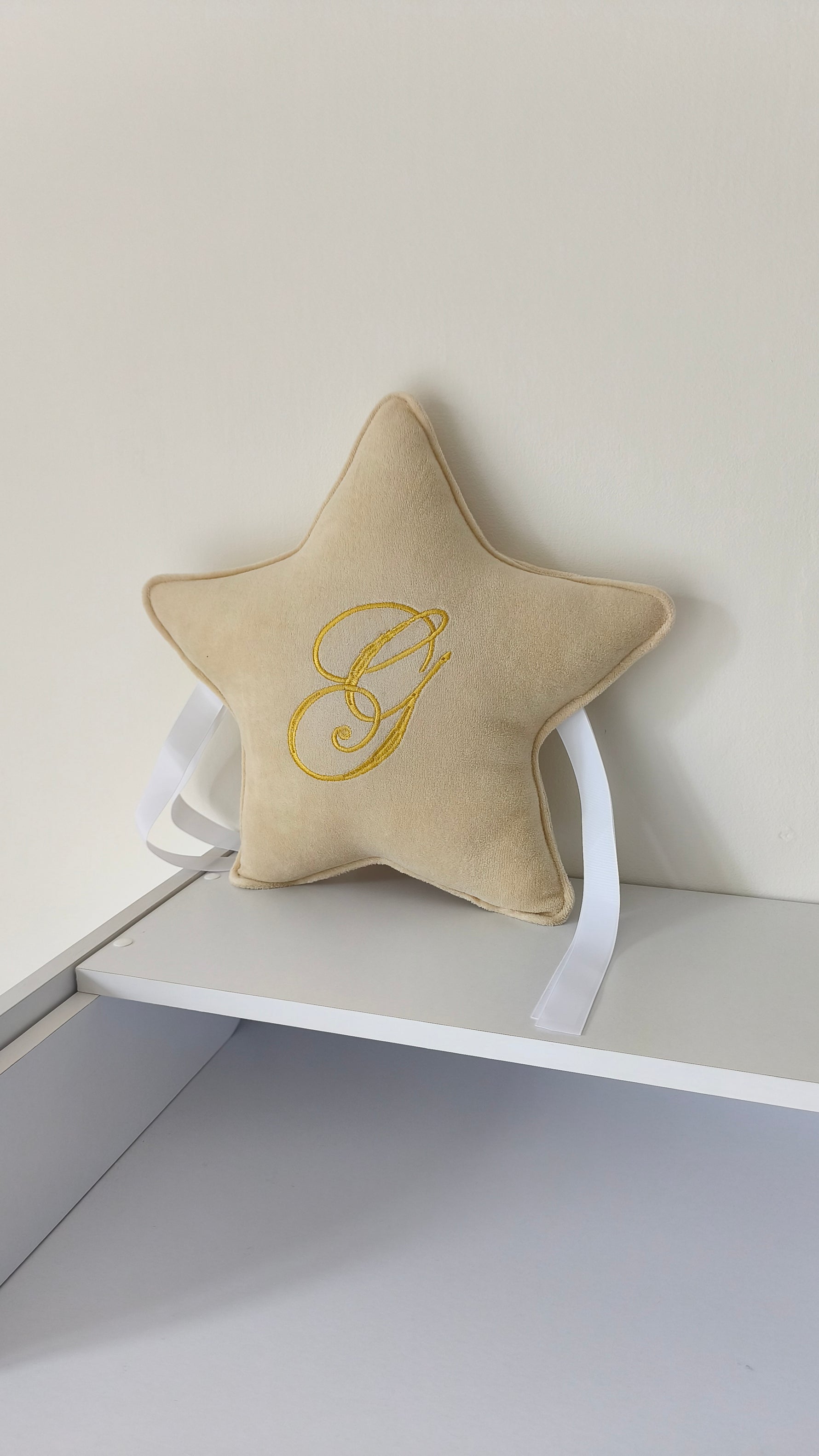 Cuscino decorativo stellina velluto beige iniziale ricamata oro nastri bianchi cameretta neonato