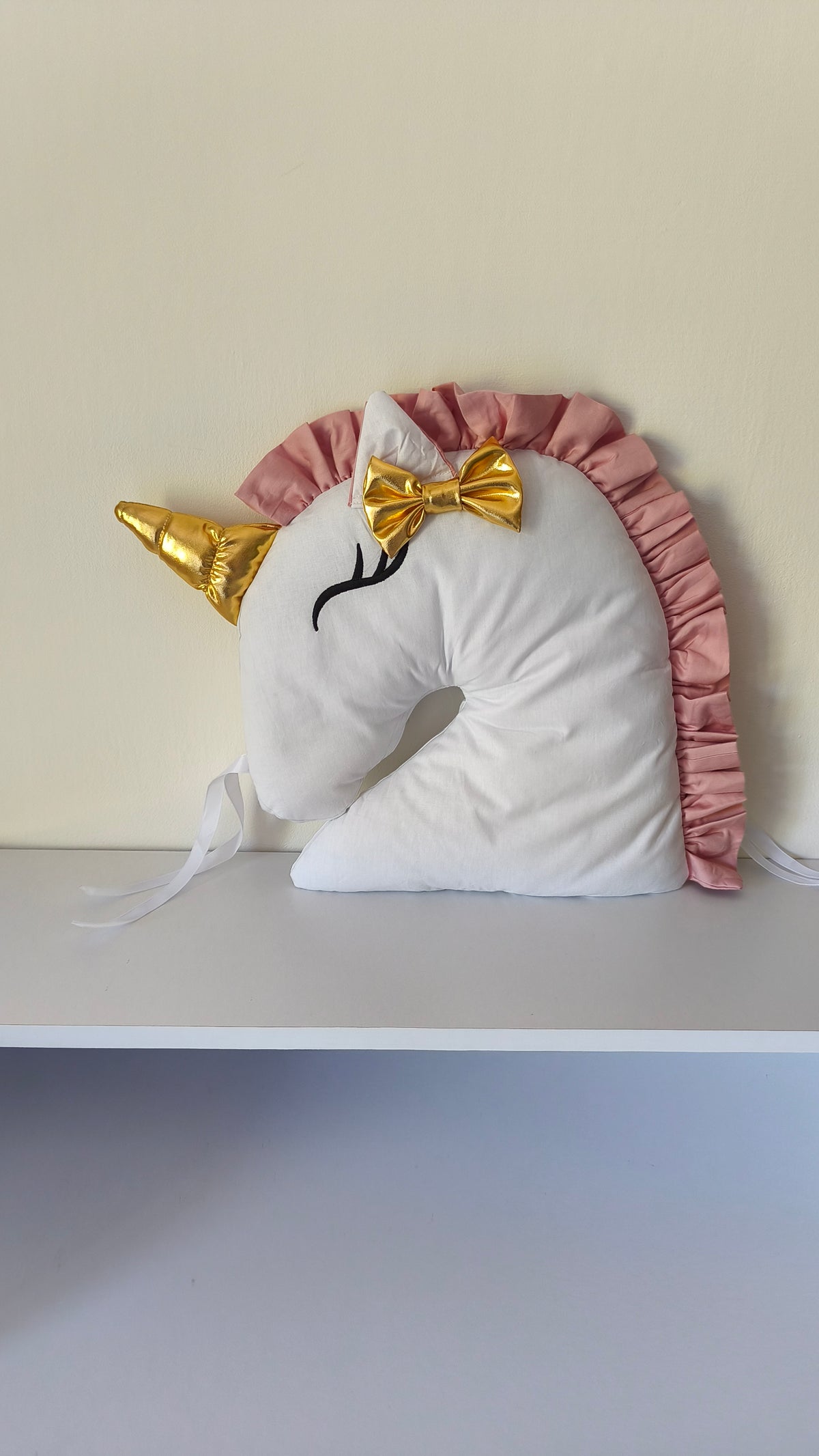 Cuscino a forma di unicorno con dettagli oro metallizzato e criniera rosa, cameretta bambina