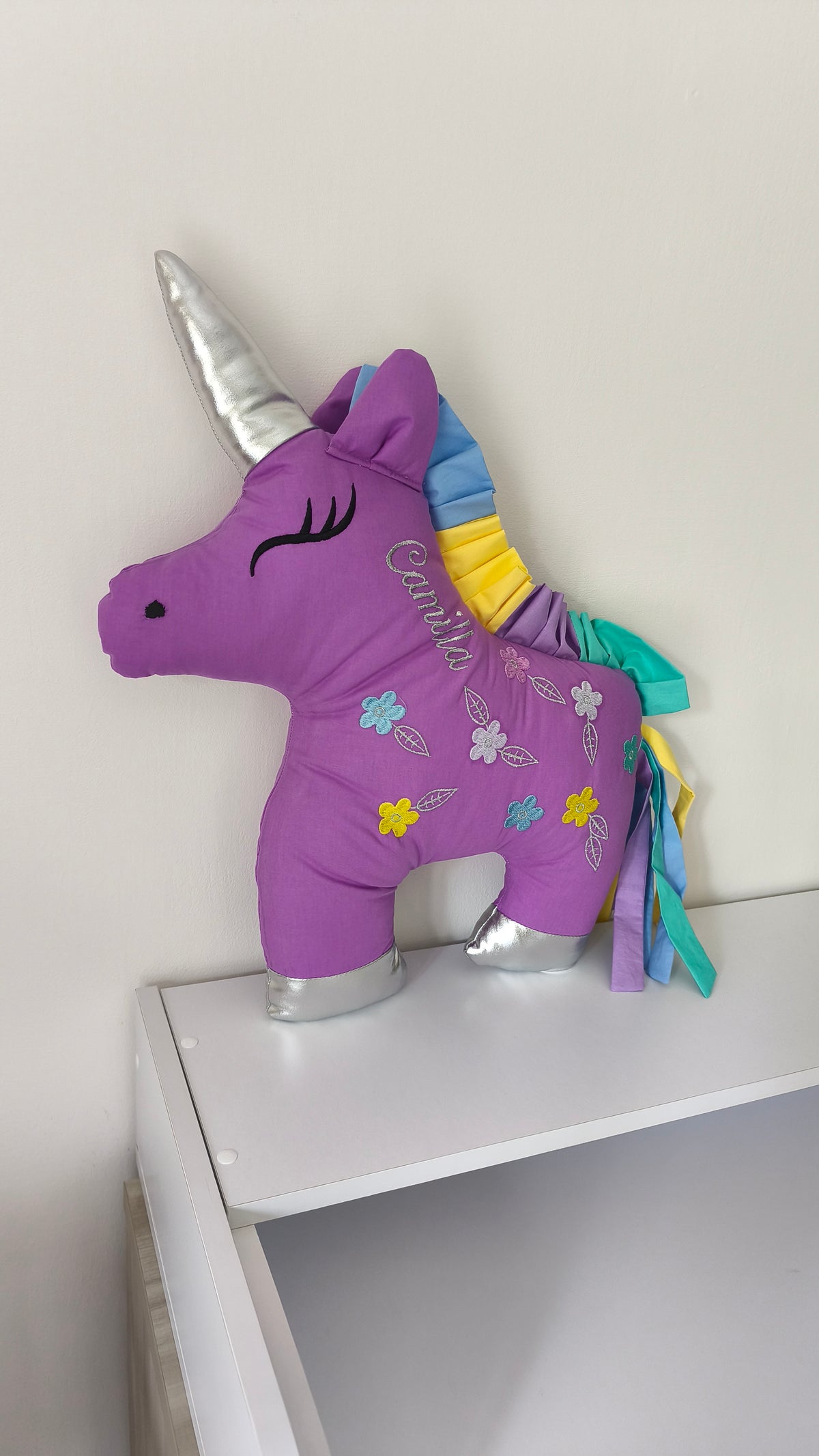 Cuscino unicorno viola con nome ricamato criniera arcobaleno e fiori per cameretta bambina
