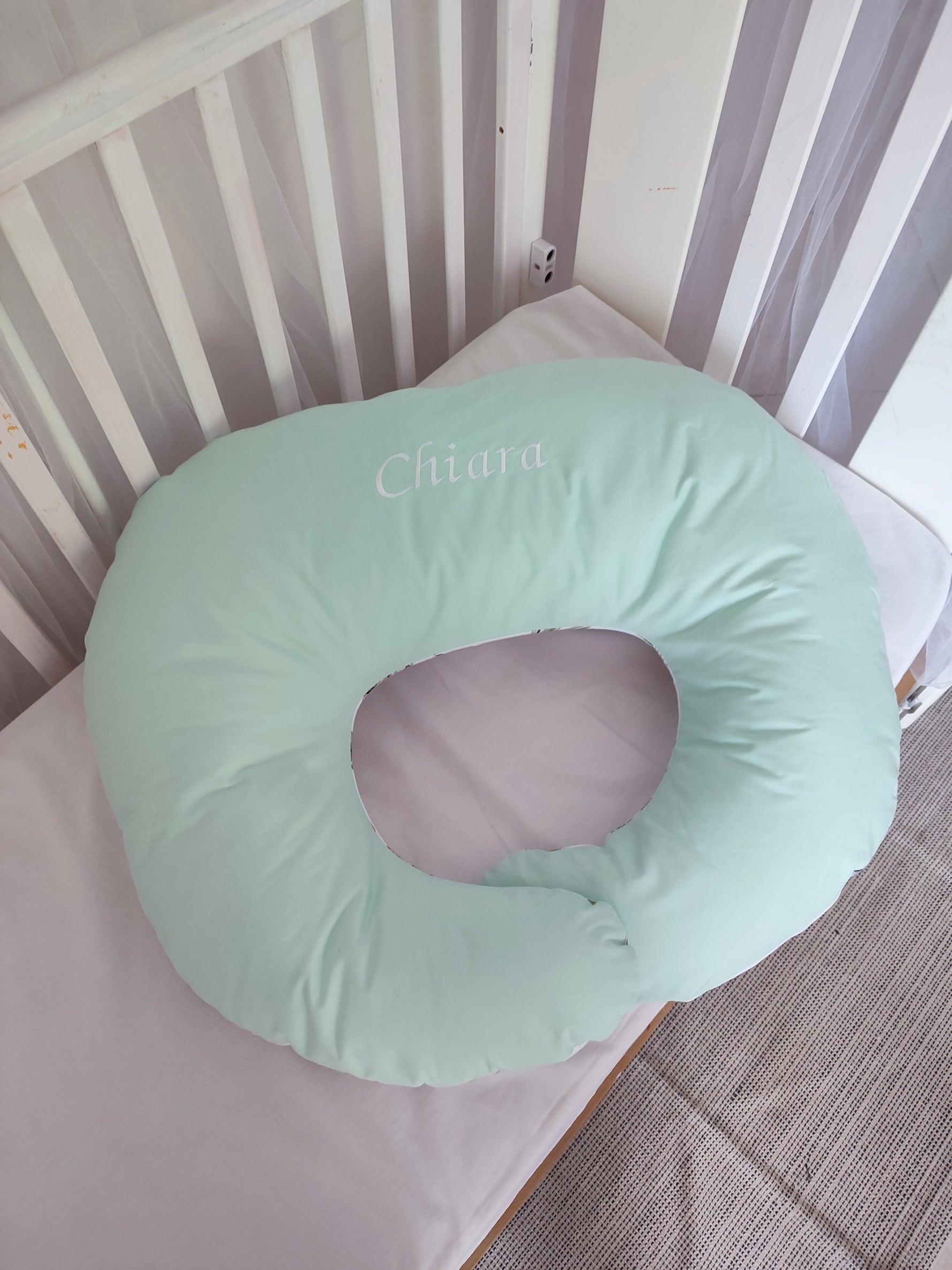 Cuscino allattamento gravidanza ciambella double face in cotone con nome e verde, imbottitura siliconata, premaman ergonomico fatto a mano