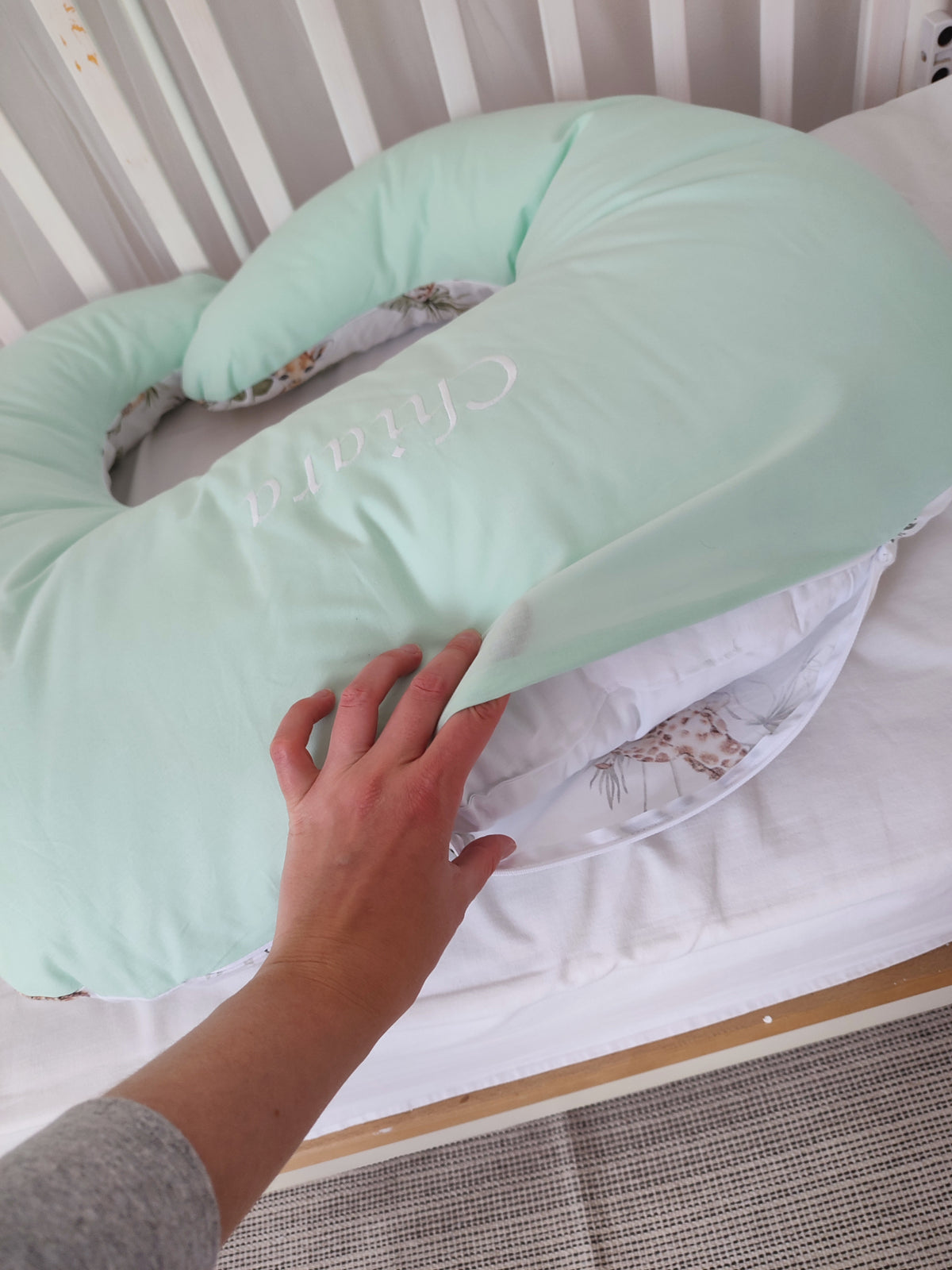 Cuscino allattamento gravidanza ciambella double face in cotone con nome e verde, imbottitura siliconata, premaman ergonomico fatto a mano