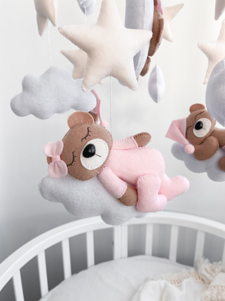 Orsetto rosa artigianale per giostrina musicale, un'idea regalo fatta a mano per la nascita di una bambina.