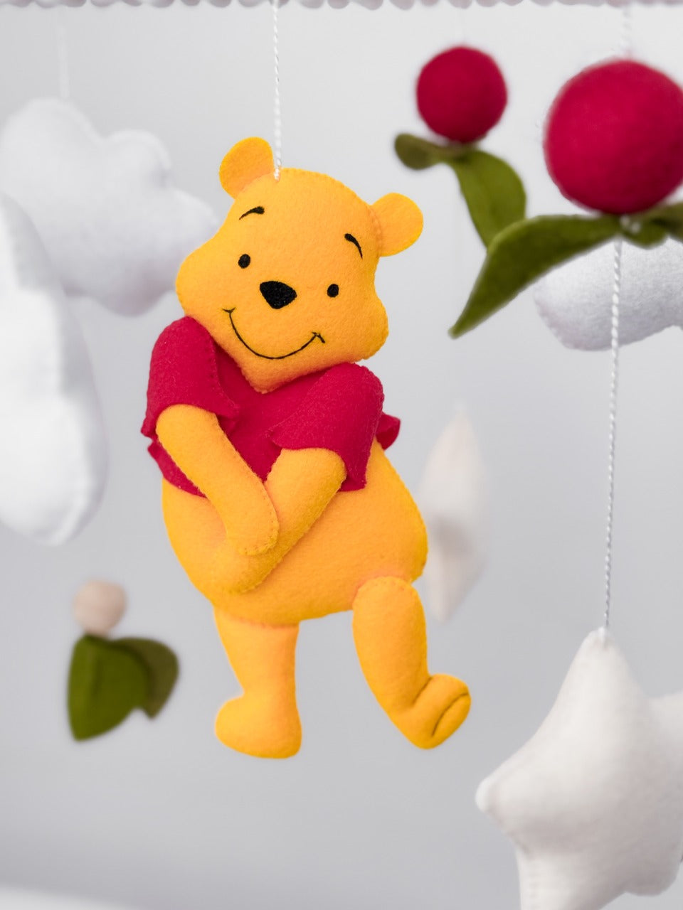 Personaggio Winnie the Pooh in feltro per giostrina culla, decorazione artigianale con carillon e stelle per neonati.