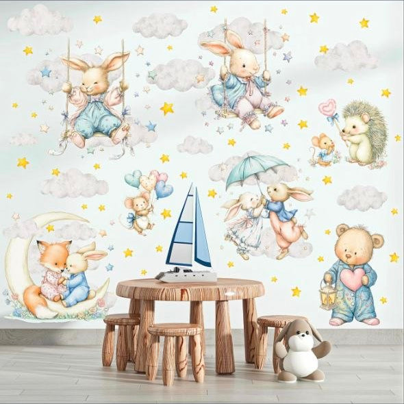 Kit completo di adesivi murali con animali del bosco antropomorfi, stelle e nuvole, ideale per testata letto o zona gioco.