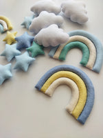 Dettagli feltro cucito a mano giostrina neonato, arcobaleno azzurro giallo nuvole stelle carillon culla