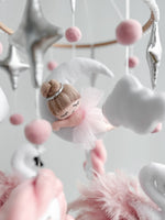 Dettaglio giostrina feltro ballerina tulle rosa luna argento stelle pompon nuvole bianche cigno neonata