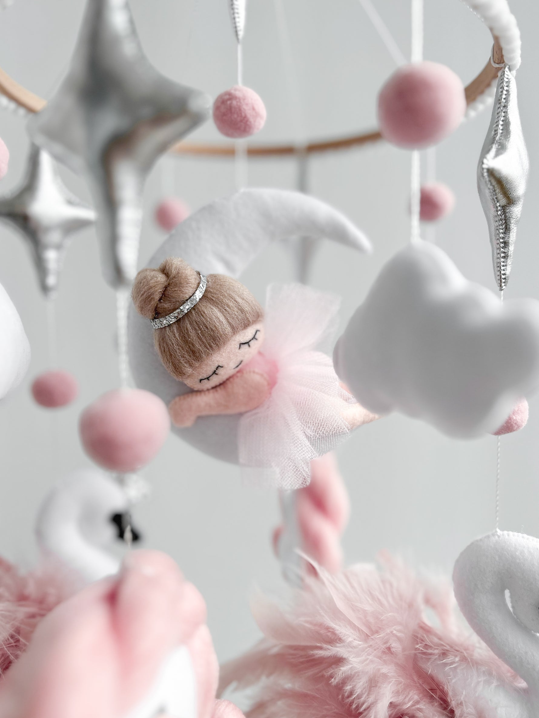 Dettaglio giostrina feltro ballerina tulle rosa luna argento stelle pompon nuvole bianche cigno neonata