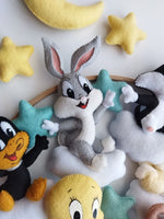 Personaggio Bugs Bunny in feltro con stelle e nuvole, particolare artigianale di un mobile per lettino neonato.