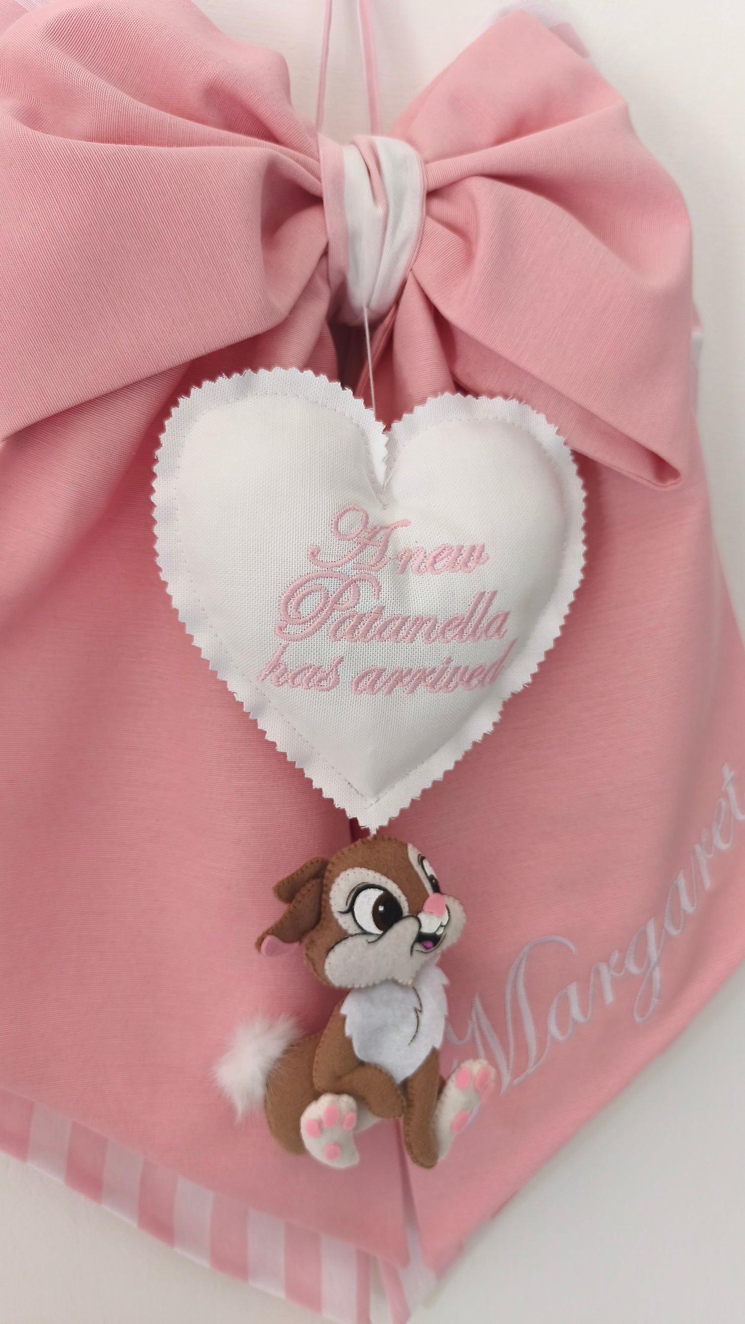 Dettaglio coniglietto in feltro e cuore ricamato personalizzabile, fiocco nascita