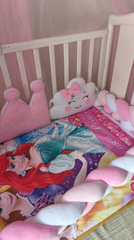 Dettaglio cuscini lettino corona personalizzata nome nuvola sorridente e paracolpi treccia rosa bianco bambina