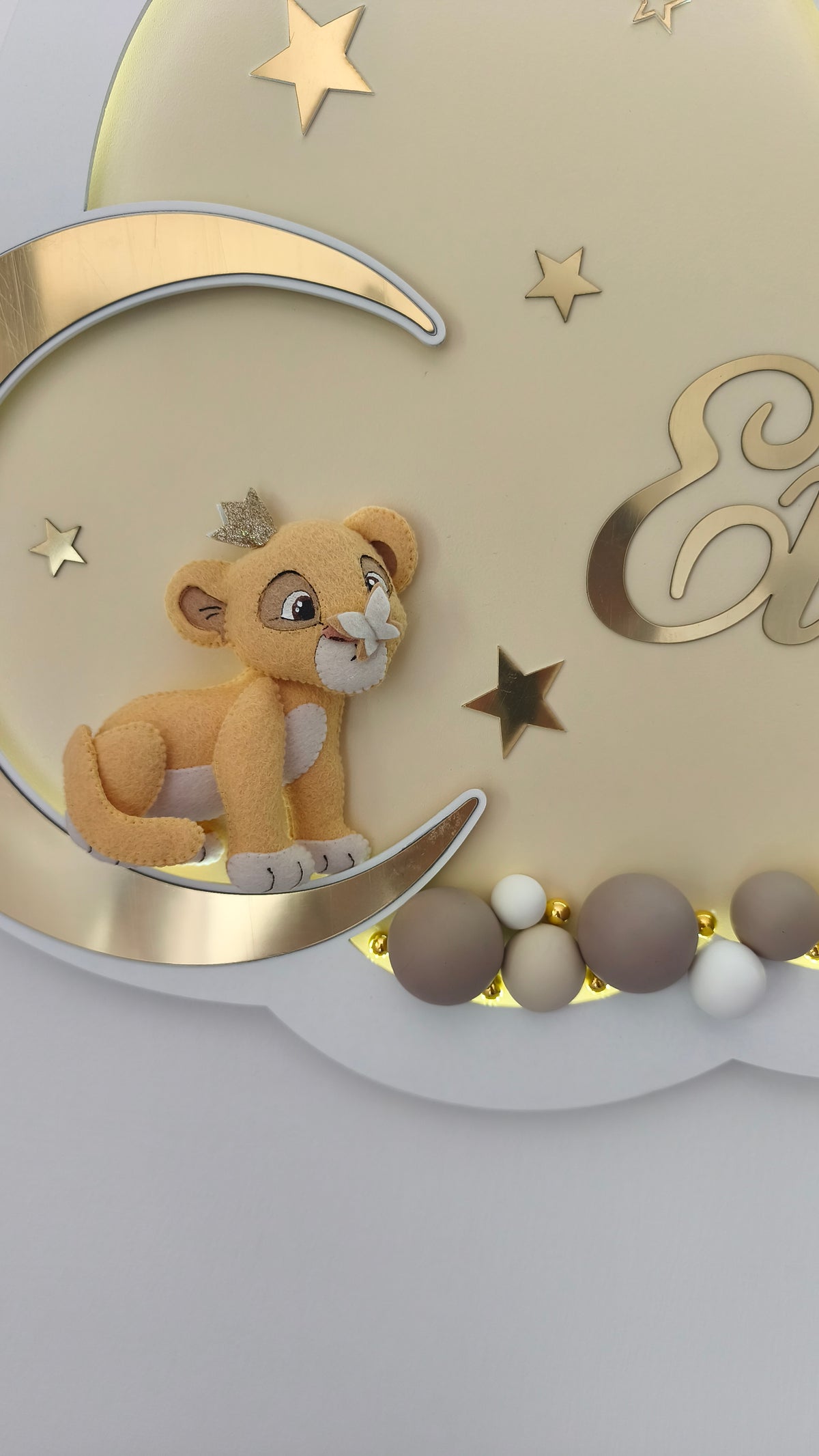 Dettaglio cucciolo di leone con coroncina su luna dorata, nuvola led beige personalizzata