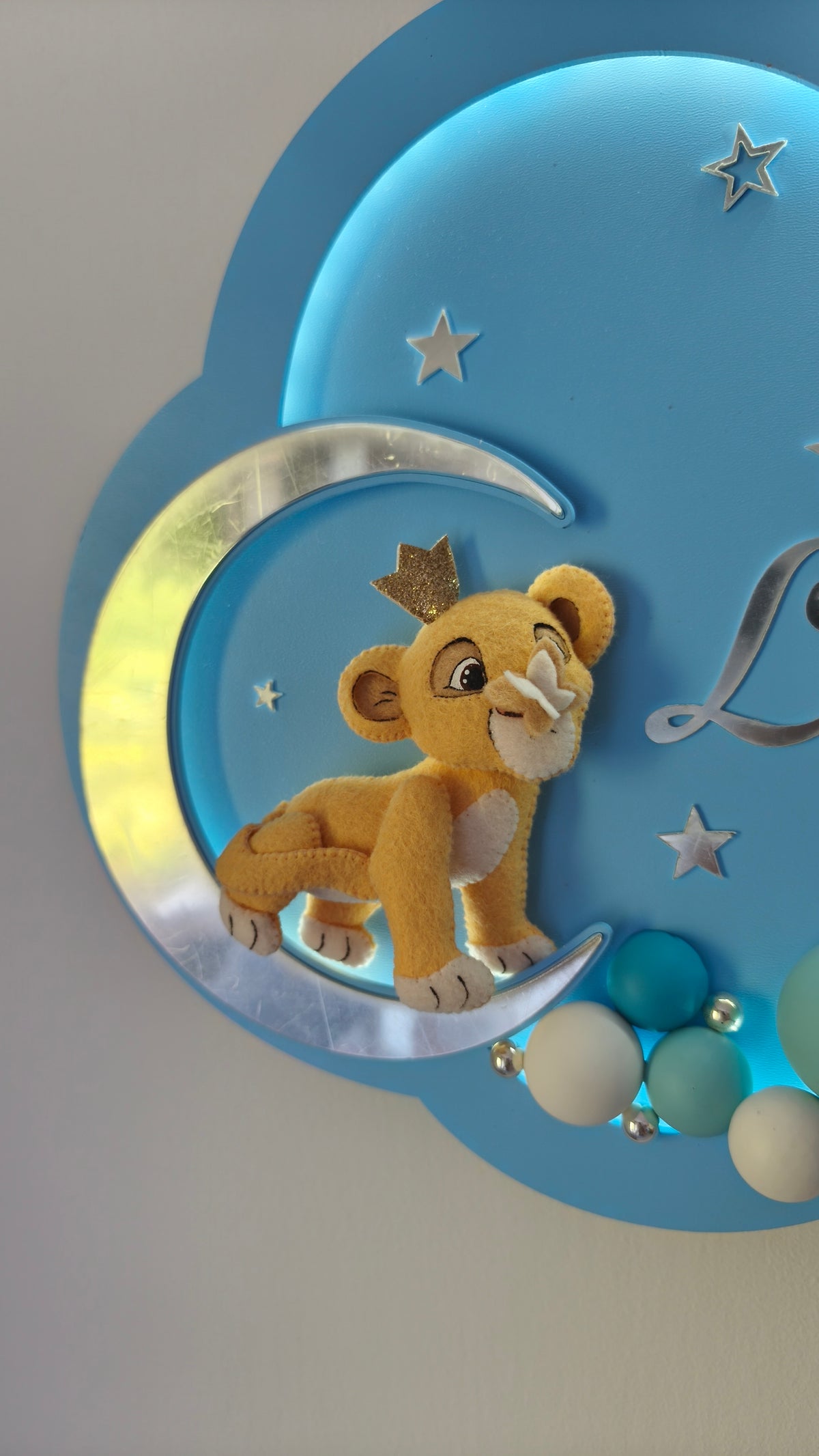 Dettaglio cucciolo di leone con coroncina dorata su luna argentata, nuvola azzurra led